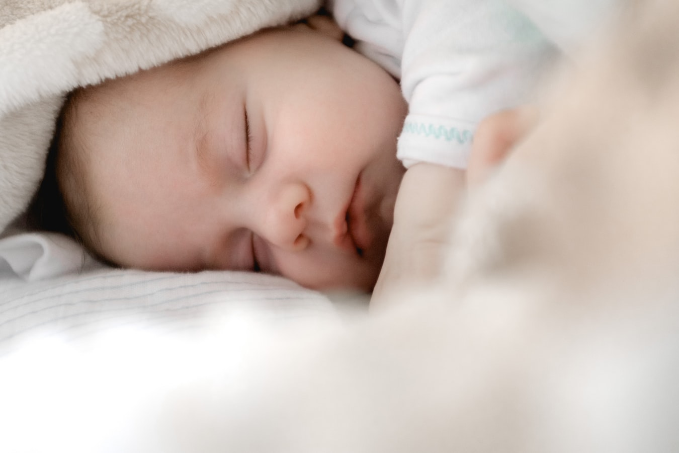 如何给刚出生的婴儿乖乖睡觉配合拍照？
